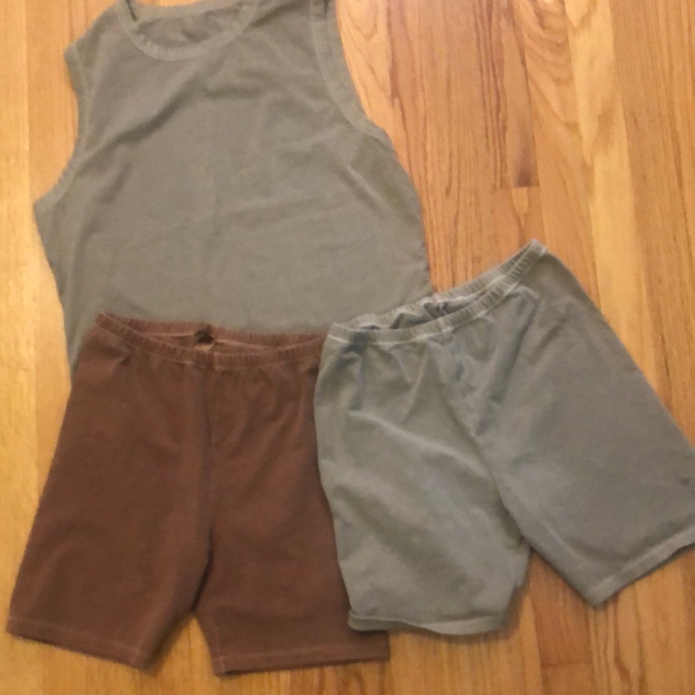 Skims lot of 3. 2 mid thigh shorts large and 1 top 3X - Picture 1 of 6
